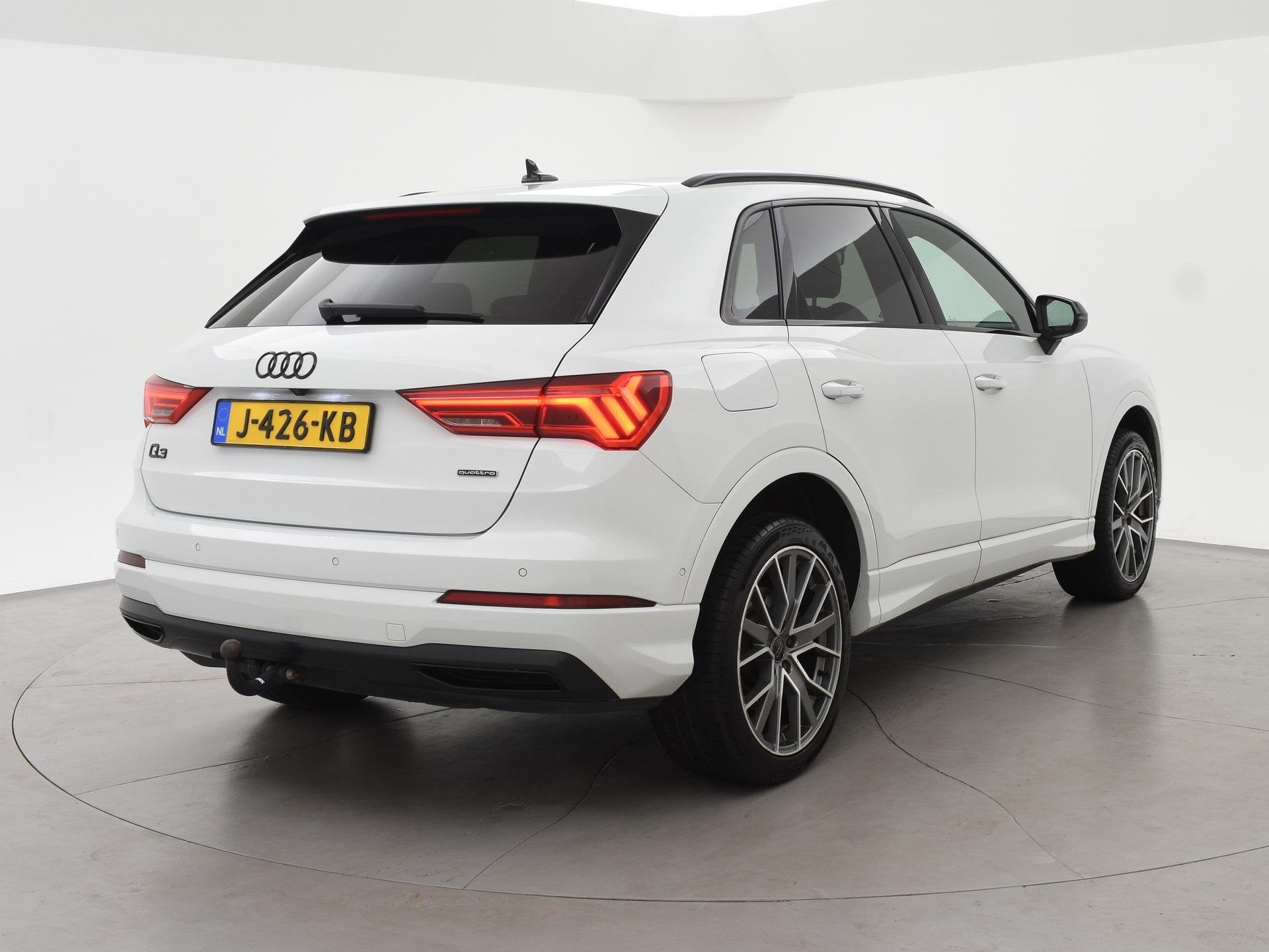 Audi Q3 40 TFSI 190 PK QUATTRO 3X S-LINE + TREKHAAK | ADAPTI, Auto's, Gebruikt, 1984 cc, Leder en Stof, Wit