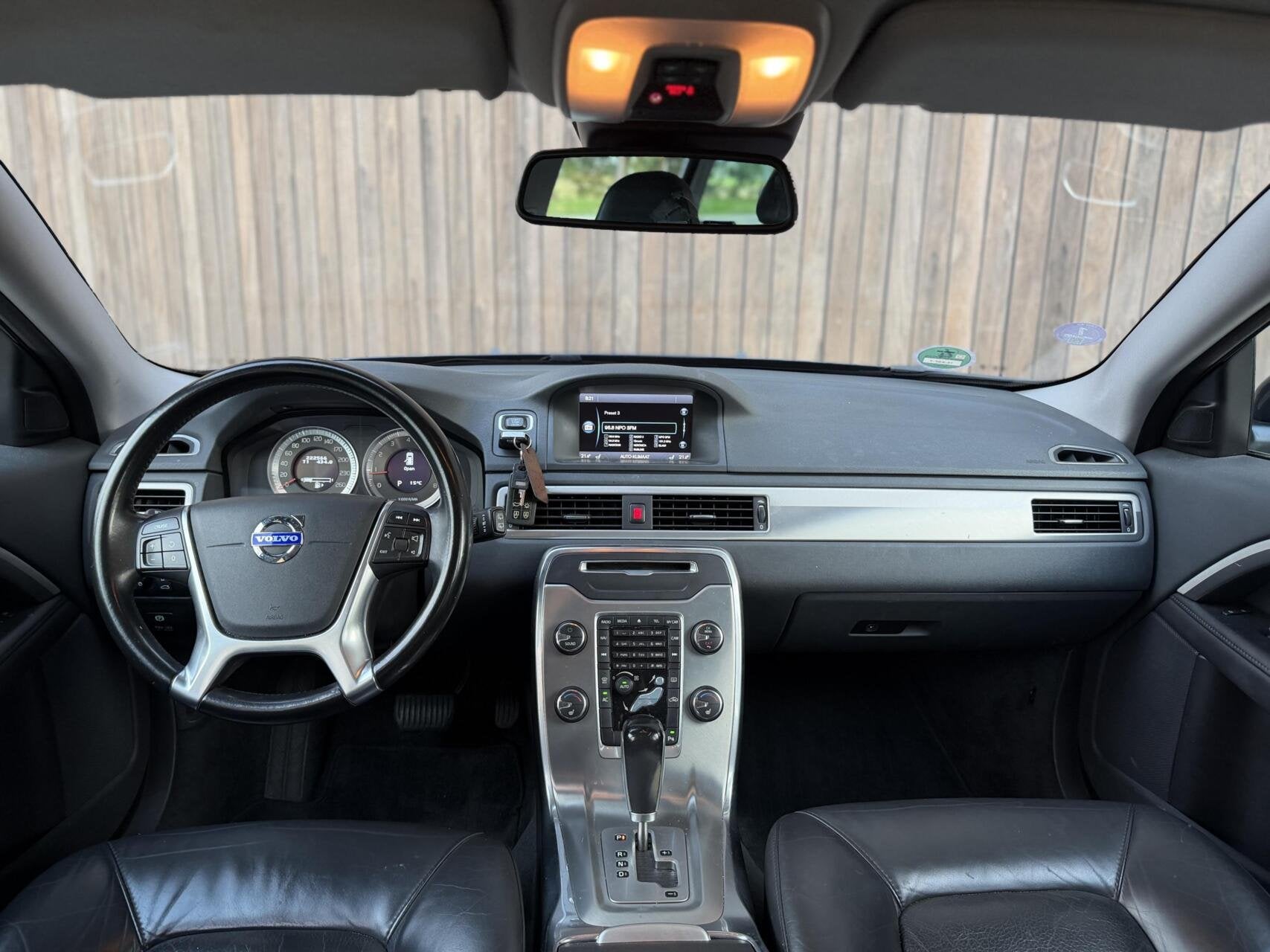 Volvo V70 1.6 T4 Limited Edition | CAMERA | TREKHAAK | DEALE, Auto's, Gebruikt, Zwart, 4 cilinders, 1600 kg