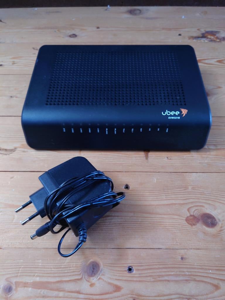 Ubee EVW321B Router met modem, Computers en Software, Routers en Modems, Gebruikt, Router met modem, Ophalen
