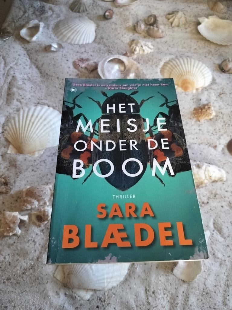 Sara Blaedel - Het meisje onder de boom, Boeken, Ophalen of Verzenden, Gelezen