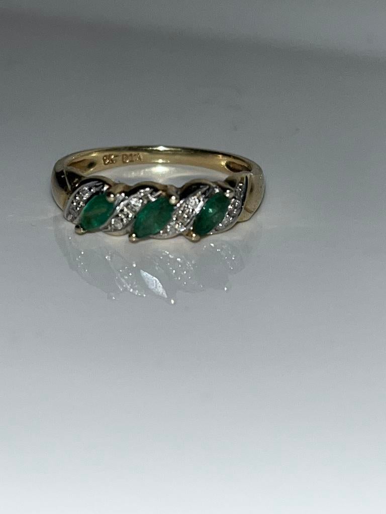 Prachtige 9 krt gouden ring 3 x smaragd & 2 x diamantjes, Ophalen of Verzenden, Zo goed als nieuw, 17 tot 18, Met edelsteen