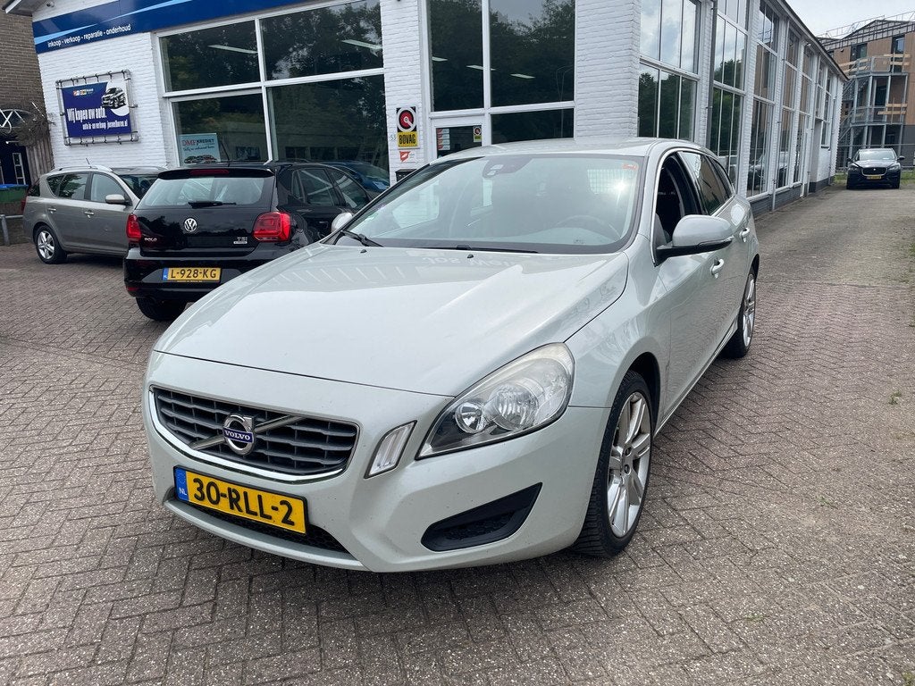 Volvo V60 1.6 T4 Momentum, Voorwielaandrijving, 15 km/l, Gebruikt, Leder en Stof