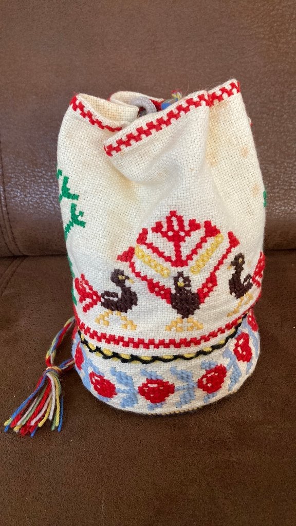 Oud schattig geborduurd tasje aan koord pauwen levensboom, Antiek en Kunst, Ophalen