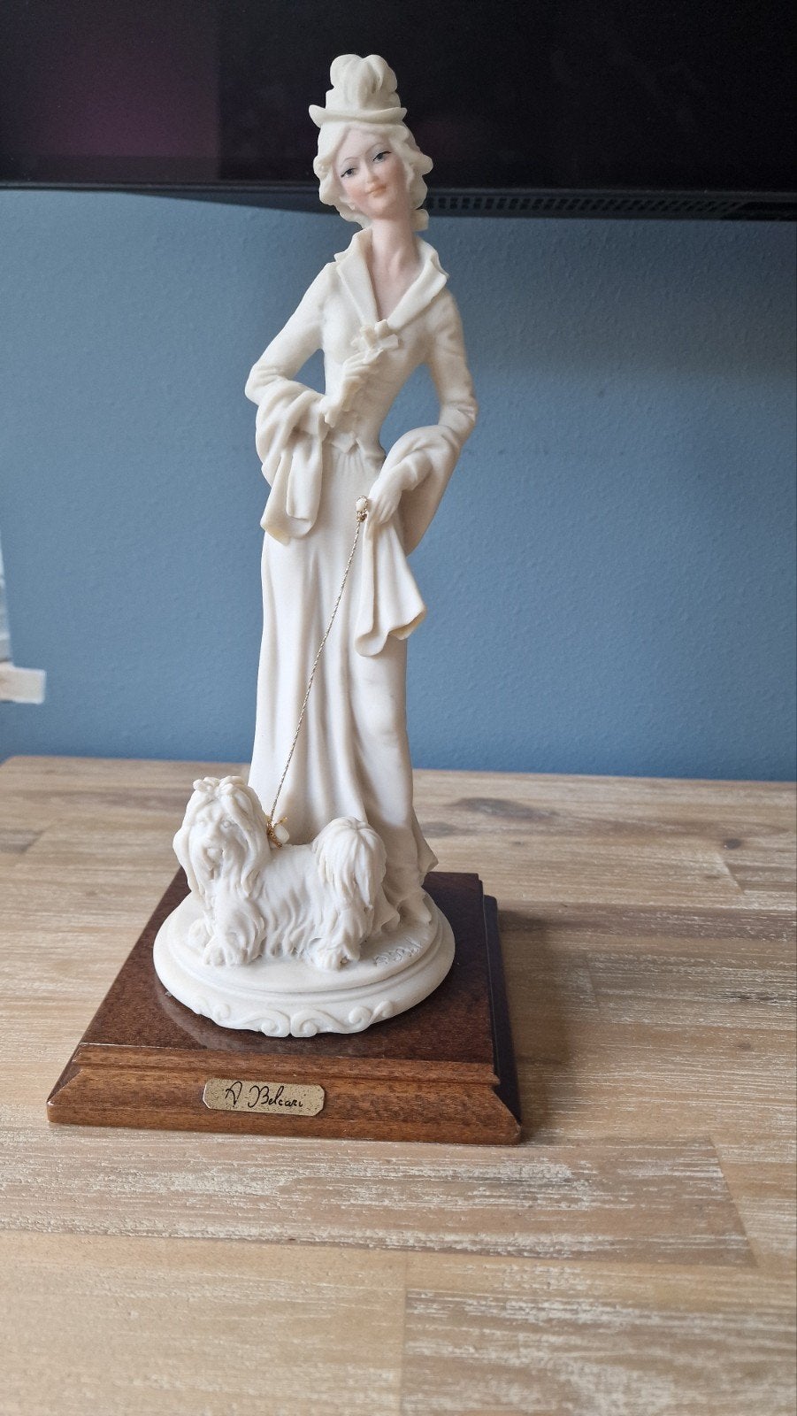 Vintage Capodimonte Beeldje: Dame met Hond door A. Belcari, Ophalen of Verzenden, Beeld, Gemerkt, Wit