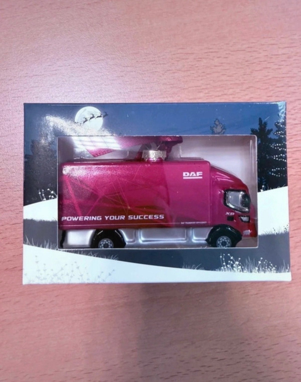 DAF XF Kerst Ornament Roze - Nieuw in Doos, Overige merken, 1:50 of kleiner, Verzenden, Nieuw