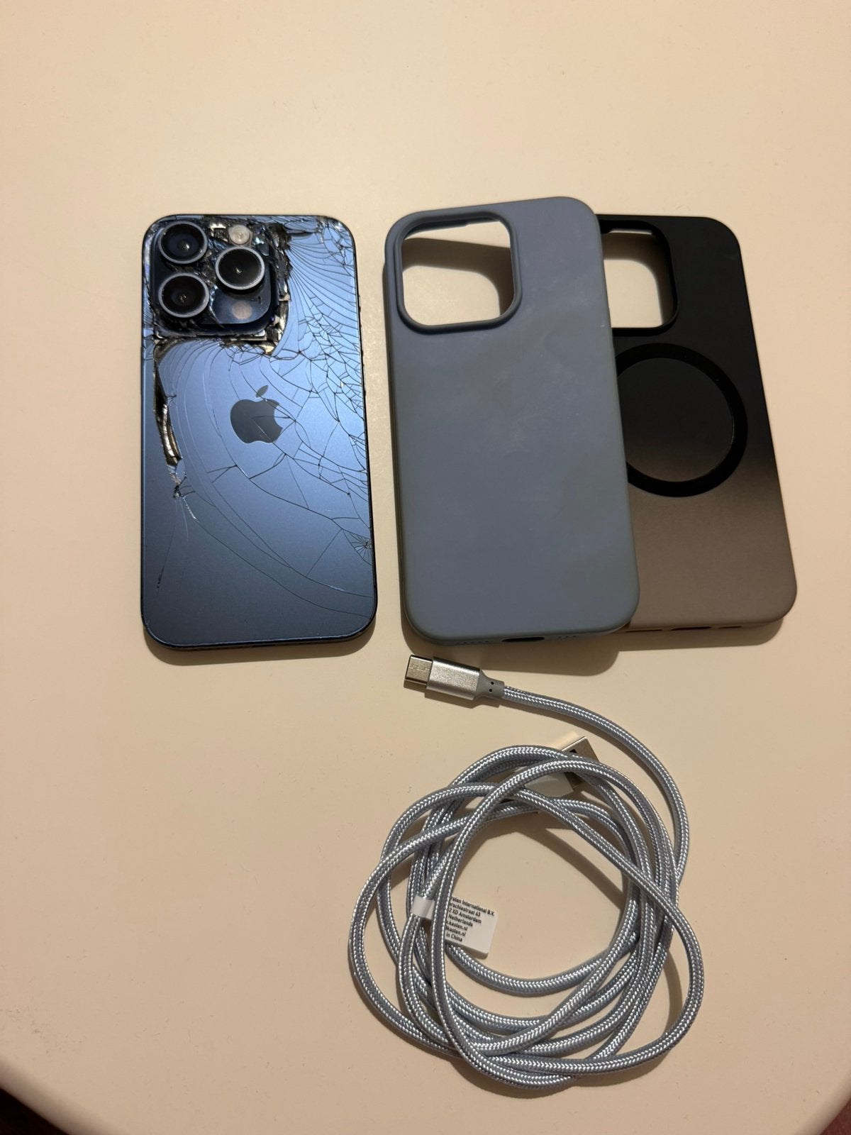 Foto 3 van iPhone 15 Pro 128GB | 2 Hoesjes + Oplader