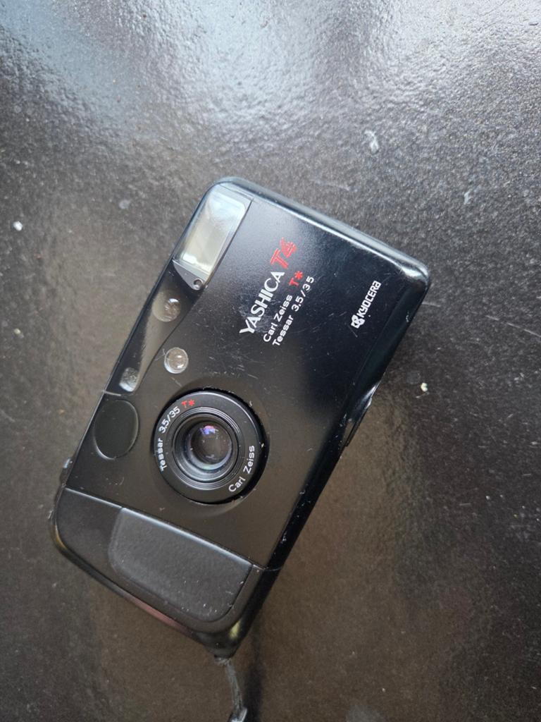 Yashica t4 d  voor onderdelen/reparatie, Ophalen of Verzenden, Niet werkend, Compact, Overige Merken