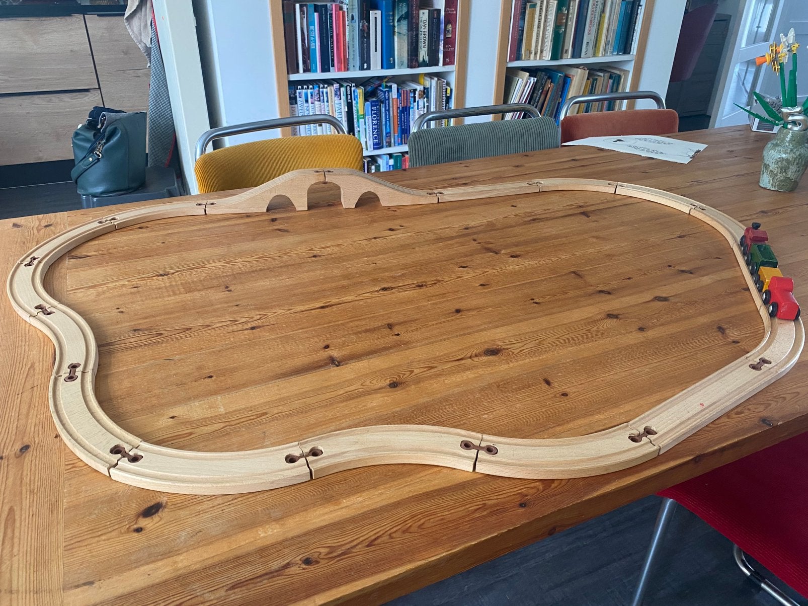 Houten treinbaan met brug en treintjes, Ophalen of Verzenden, Gebruikt, Duw- of Trekspeelgoed