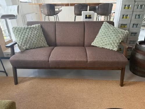 Jysk ASNES Retro 3-zits bank met houten armleuningen, Ophalen, 150 tot 200 cm, Tweepersoons, 75 tot 100 cm