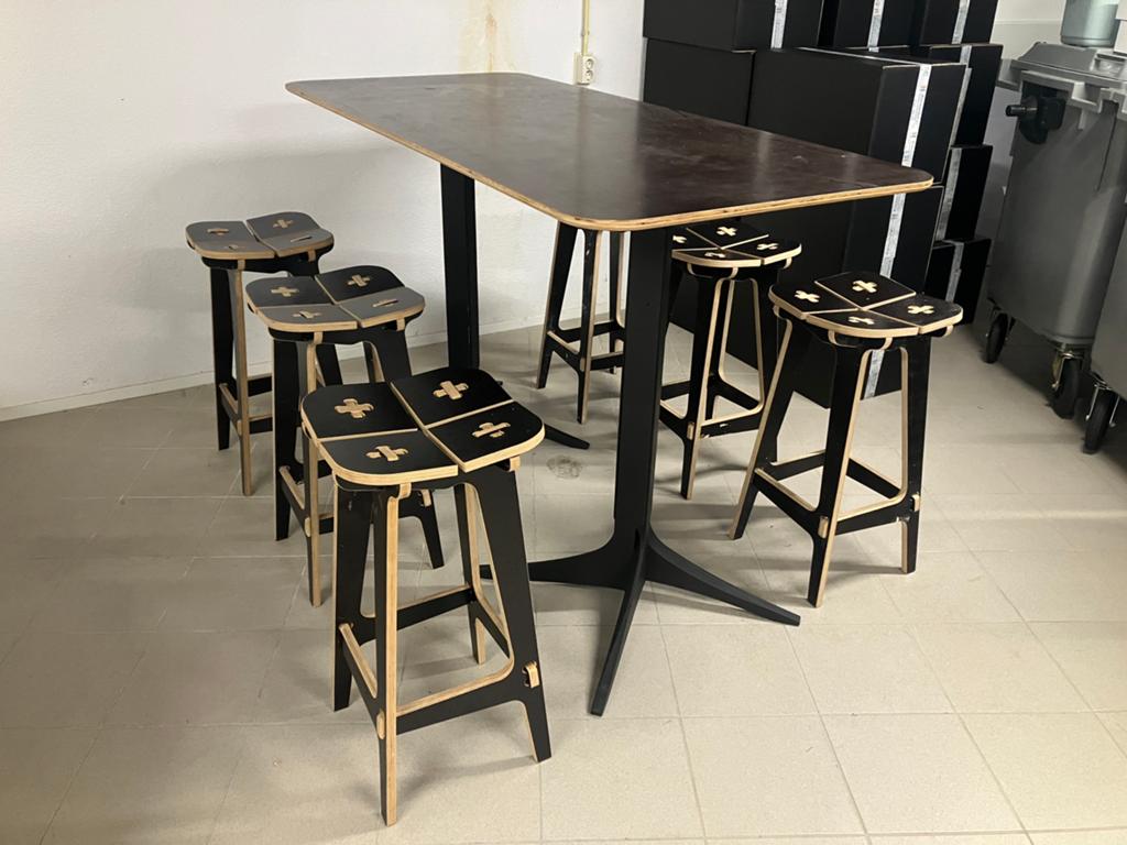 Te koop gebruikte stamtafel met 6 krukken., 1 kruk, Ophalen, Zo goed als nieuw, 60 tot 90 cm