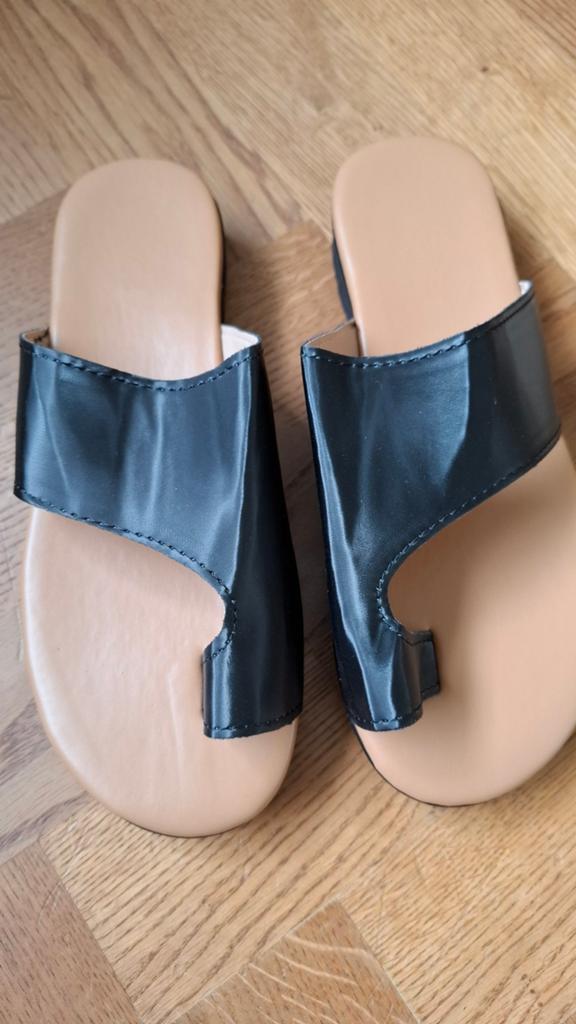 Zwarte slippers maat 37, Ophalen of Verzenden, Zo goed als nieuw, Zwart, Slippers