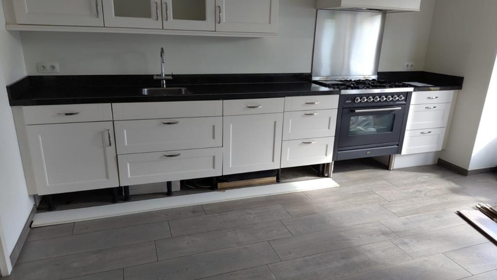 Complete witte keuken met apparatuur en zwart blad, Ophalen, Gebruikt, Wit, Graniet of Steen
