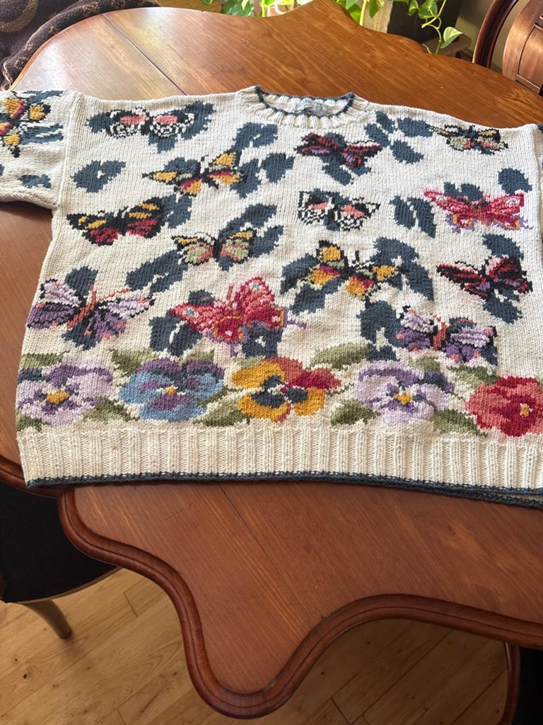 Collectors item: Handgebreide trui met vlinders en bloemen, Kleding | Dames, Ophalen of Verzenden, Gedragen, Maat 42/44 (L), Overige kleuren