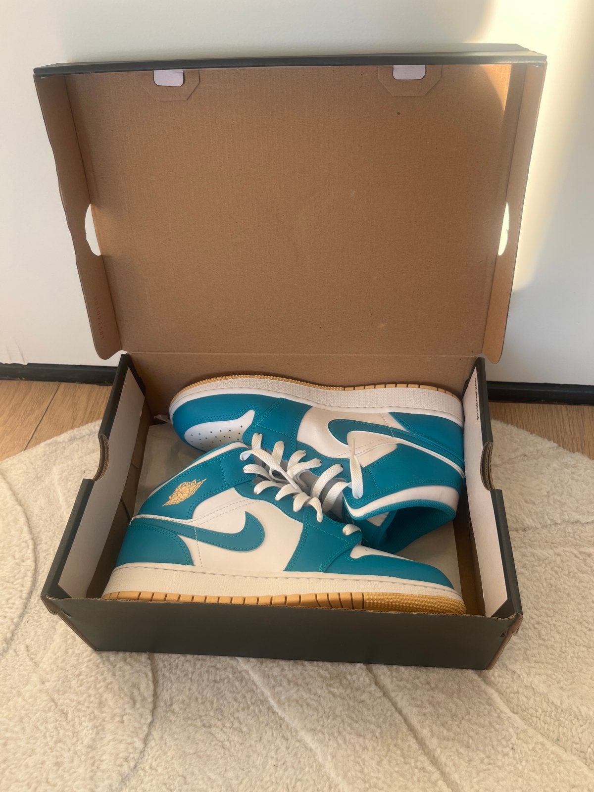 Nieuwe Air Jordan 1 Mid Aquatone Uniseks - Maat 41, Ophalen of Verzenden, Nieuw, Blauw, Sneakers of Gympen
