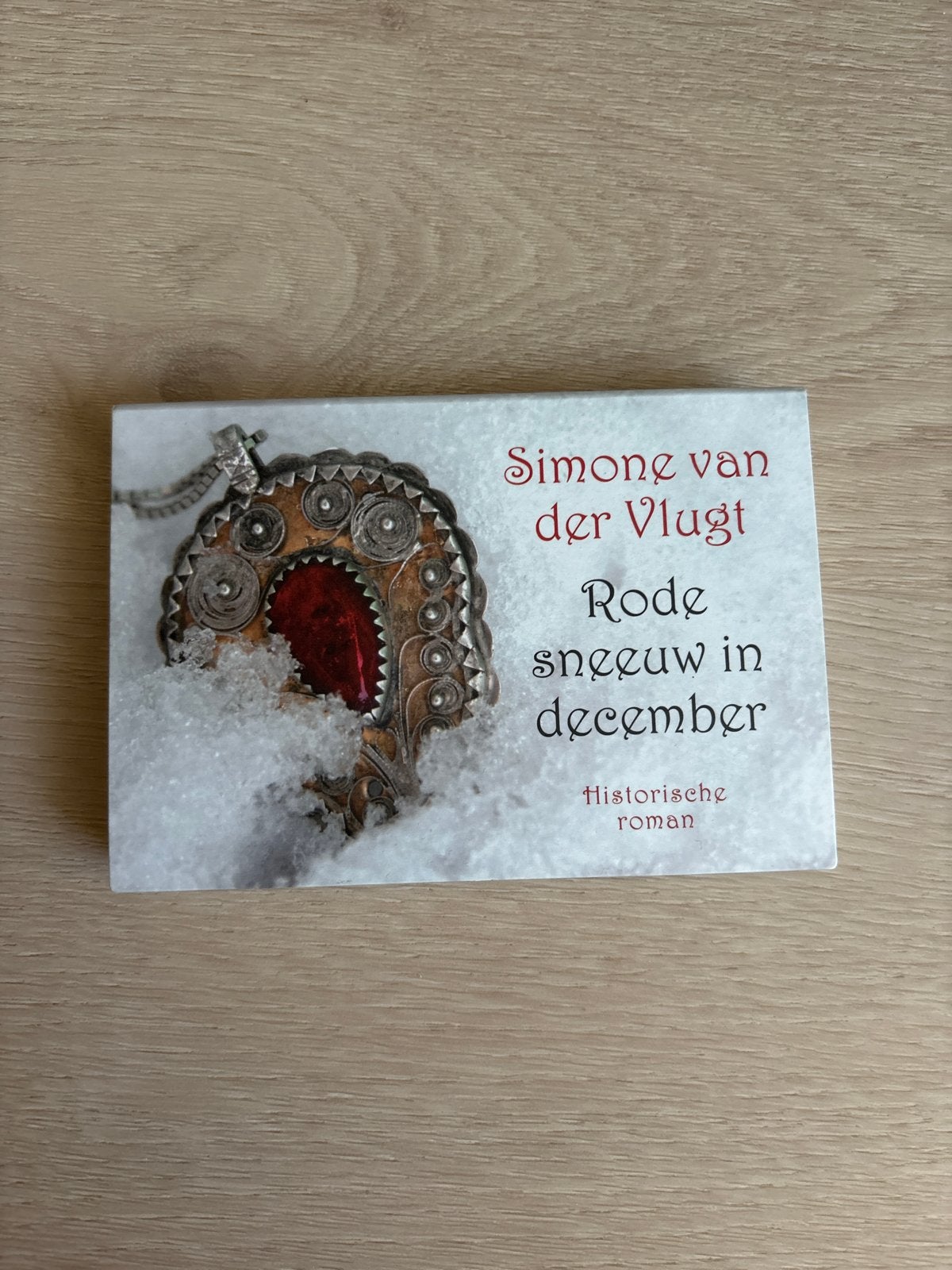 Rode sneeuw in december - Simone van der Vlugt (dwarsligger), Boeken, Ophalen of Verzenden, Zo goed als nieuw
