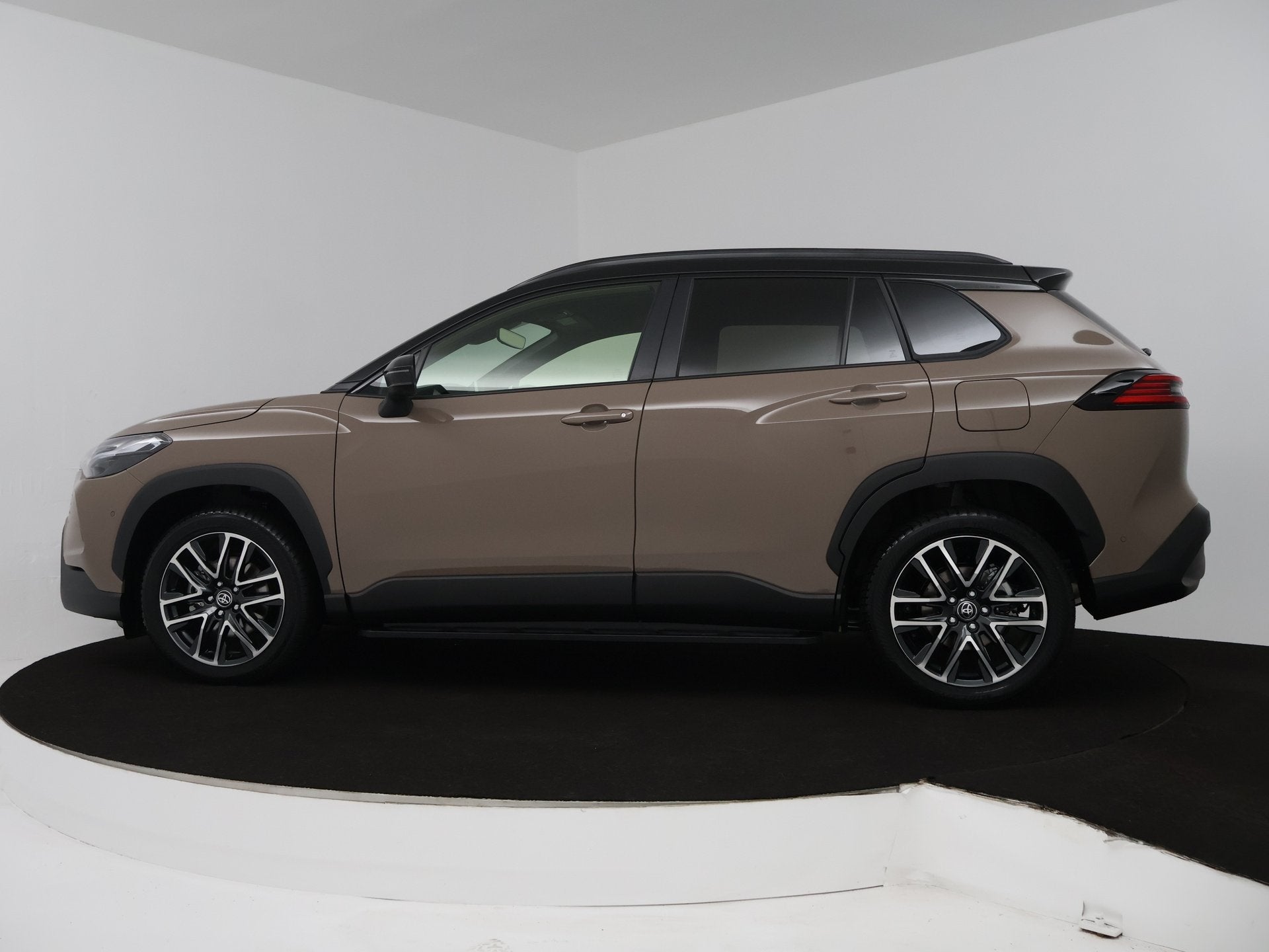 Toyota Corolla Cross Hybrid 180 Executive | All-season bande, 12 maanden, 4 cilinders, Leder en Stof, Bedrijf