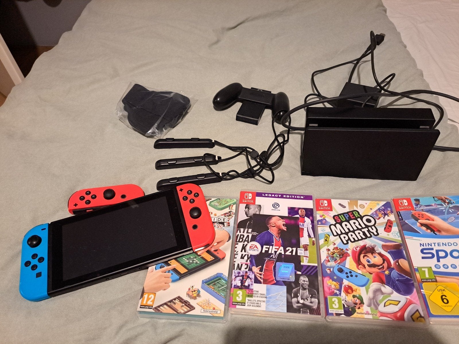 Nintendo Switch  met 4 games en accessoires, Spelcomputers en Games, Spelcomputers | Nintendo Switch, Zo goed als nieuw, Switch 2019 Upgrade
