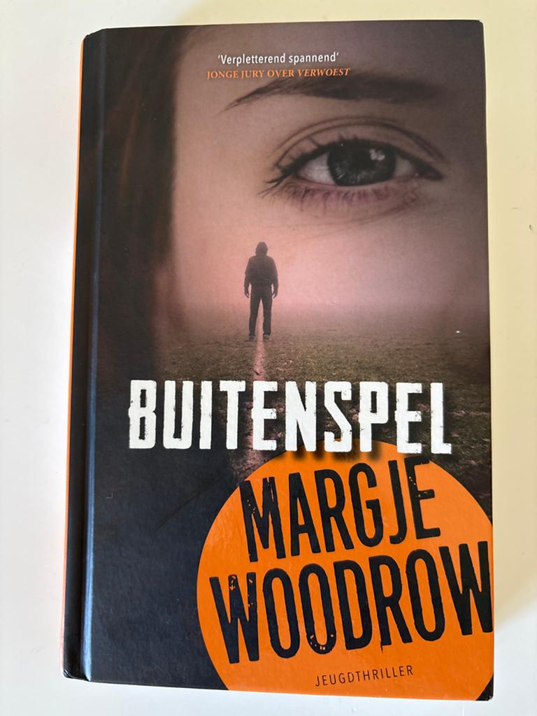 Buitenspel - Margje Woodrow (Jeugdthriller), Boeken, Ophalen of Verzenden, Zo goed als nieuw, Nederland