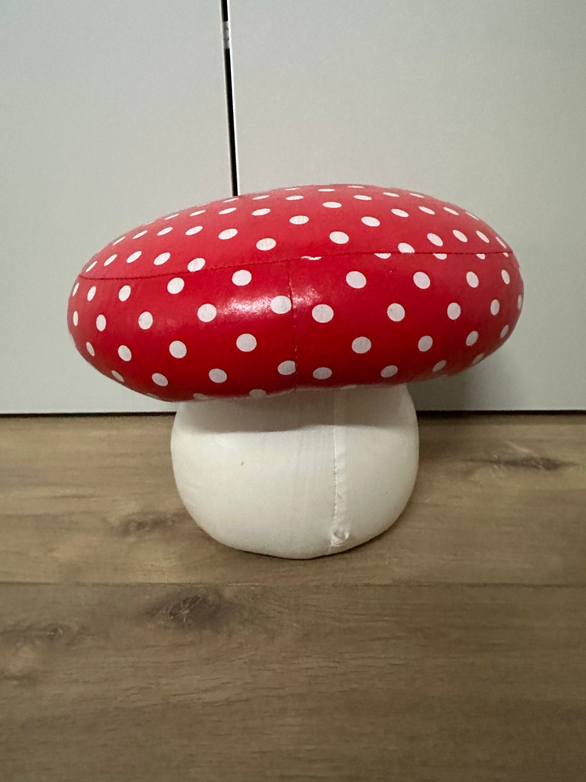Efteling paddestoel krukje rood met witte stippen, Ophalen, Gebruikt, Rood, Kunststof