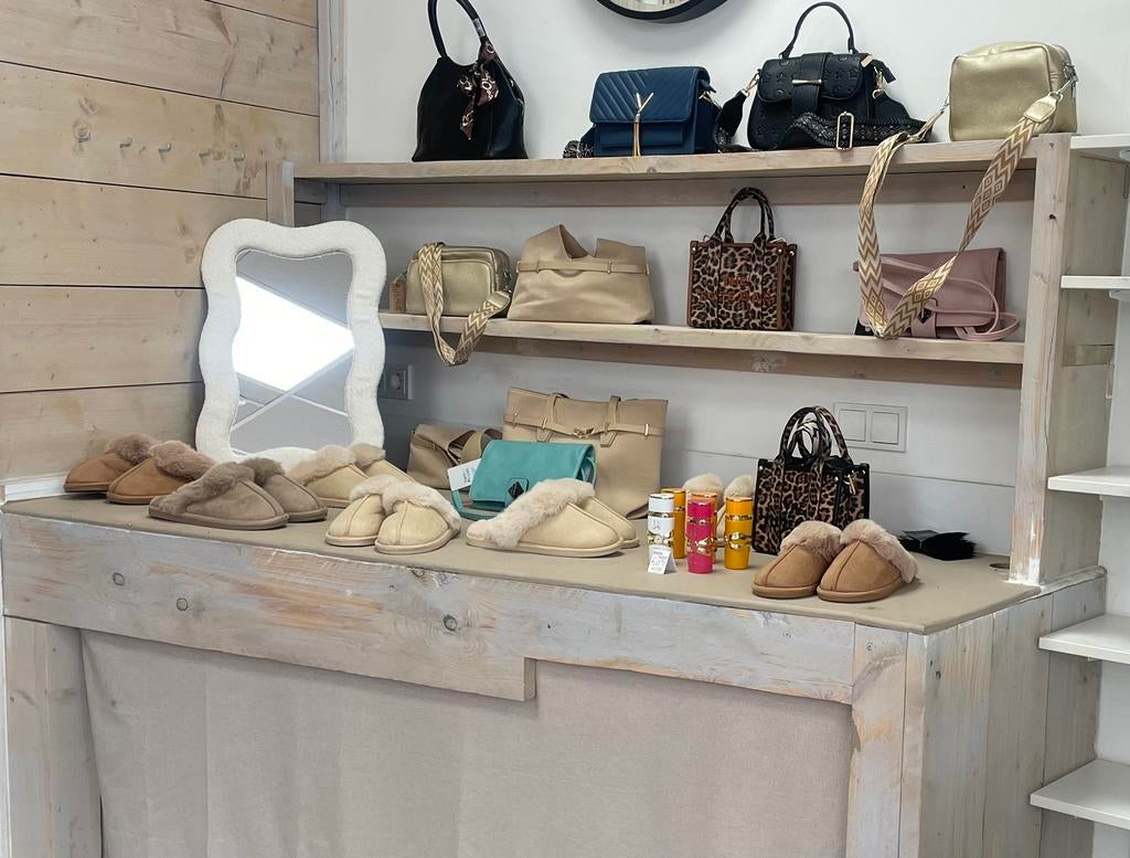winkel inventaris , nieuwe schoenen en tassen, Ophalen