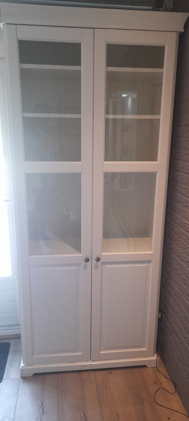 Witte kast met glazen deuren en planken, Ophalen, Modern klassiek, Overige houtsoorten, 50 tot 100 cm