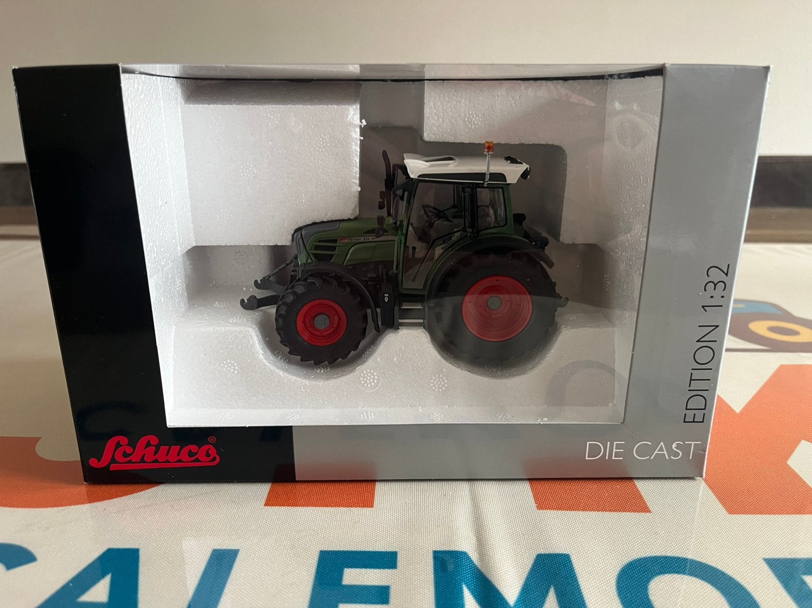 Fendt 211 V Vario smalspoor trekker Nieuw Schuco, Hobby en Vrije tijd, Ophalen of Verzenden, Nieuw, Tractor of Landbouw, Schuco