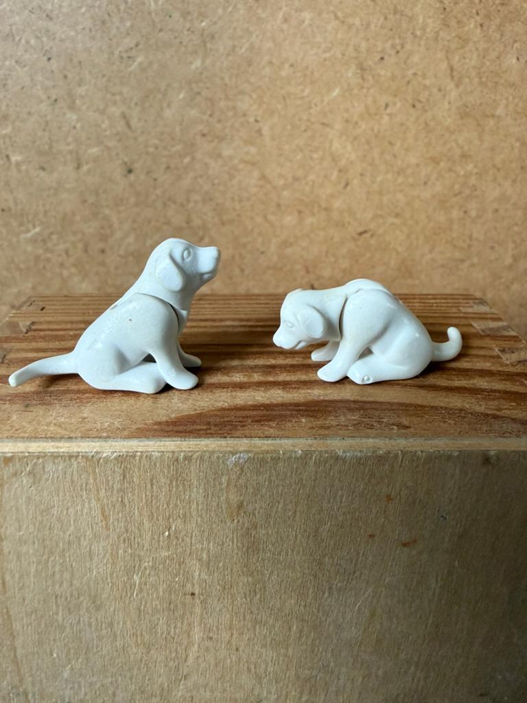 2x hond puppy (hoofd beweegbaar) maat op foto - kunststof, Verzamelen, Poppenhuizen en Toebehoren, Ophalen of Verzenden, Zo goed als nieuw
