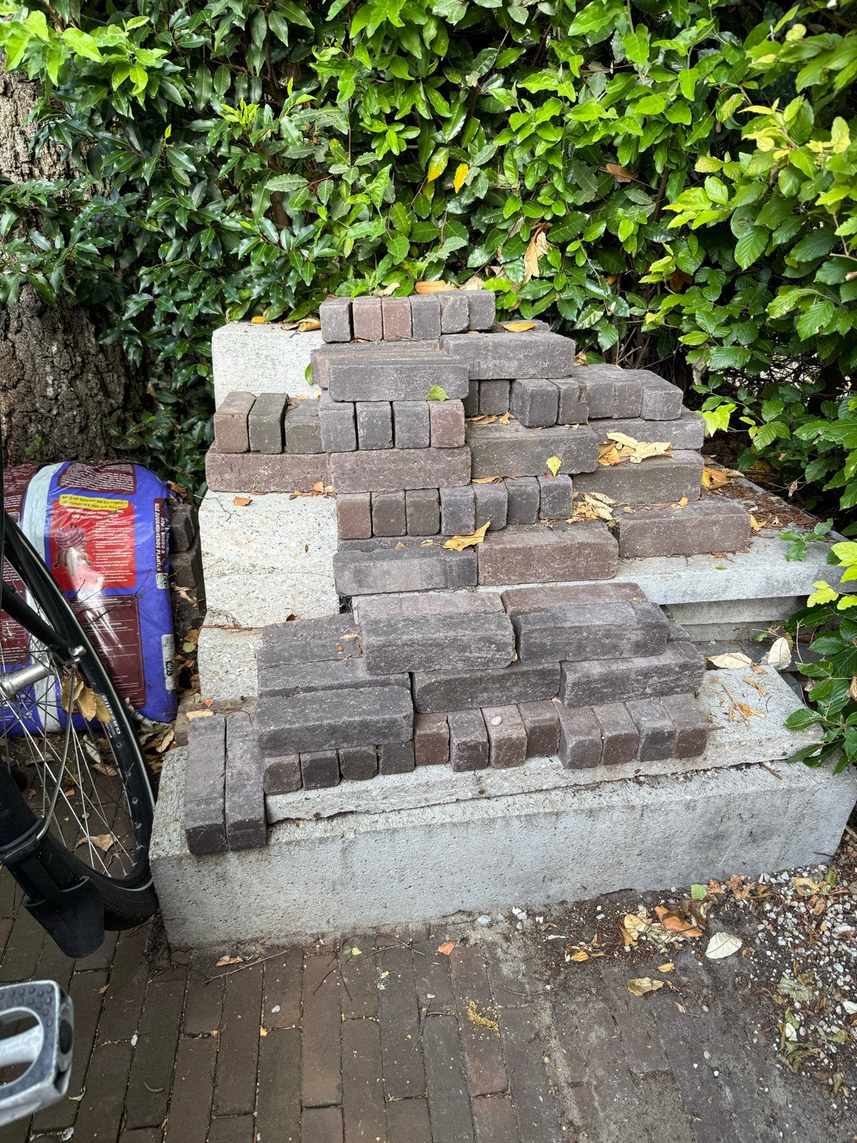 Gratis: Schellevis betontegels 80x80x5 en blokken 100x20x20, Ophalen, Gebruikt, Minder dan 5 m², Beton