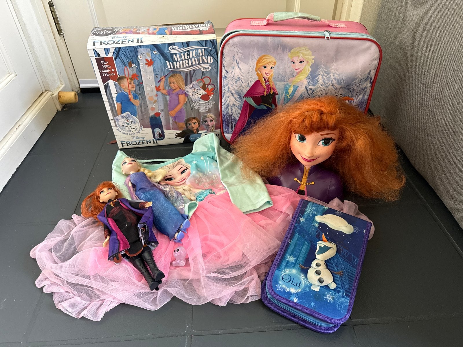 Grote Frozen set met Anna, Elsa, koffer, jurk en meer, Ophalen of Verzenden, Gebruikt, Meisje