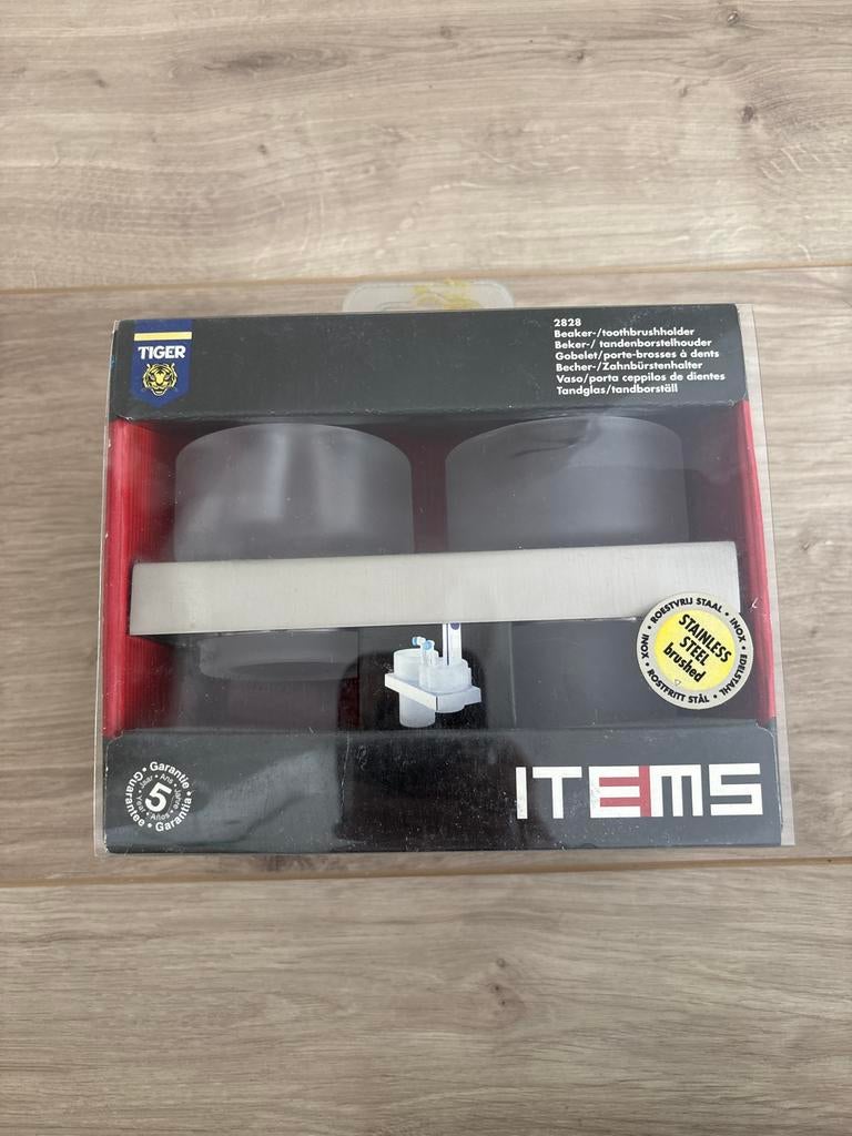 Tandborstelhouder met glazen van Tiger Items, Huis en Inrichting, Ophalen of Verzenden, Nieuw, Grijs, Overige typen