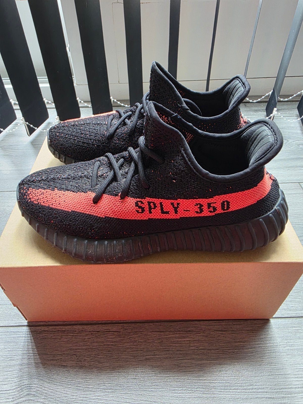 Adidas Yeezy Boost 350 V2 Core Black Red - Maat 38, Ophalen, Zo goed als nieuw, Zwart, Sneakers of Gympen