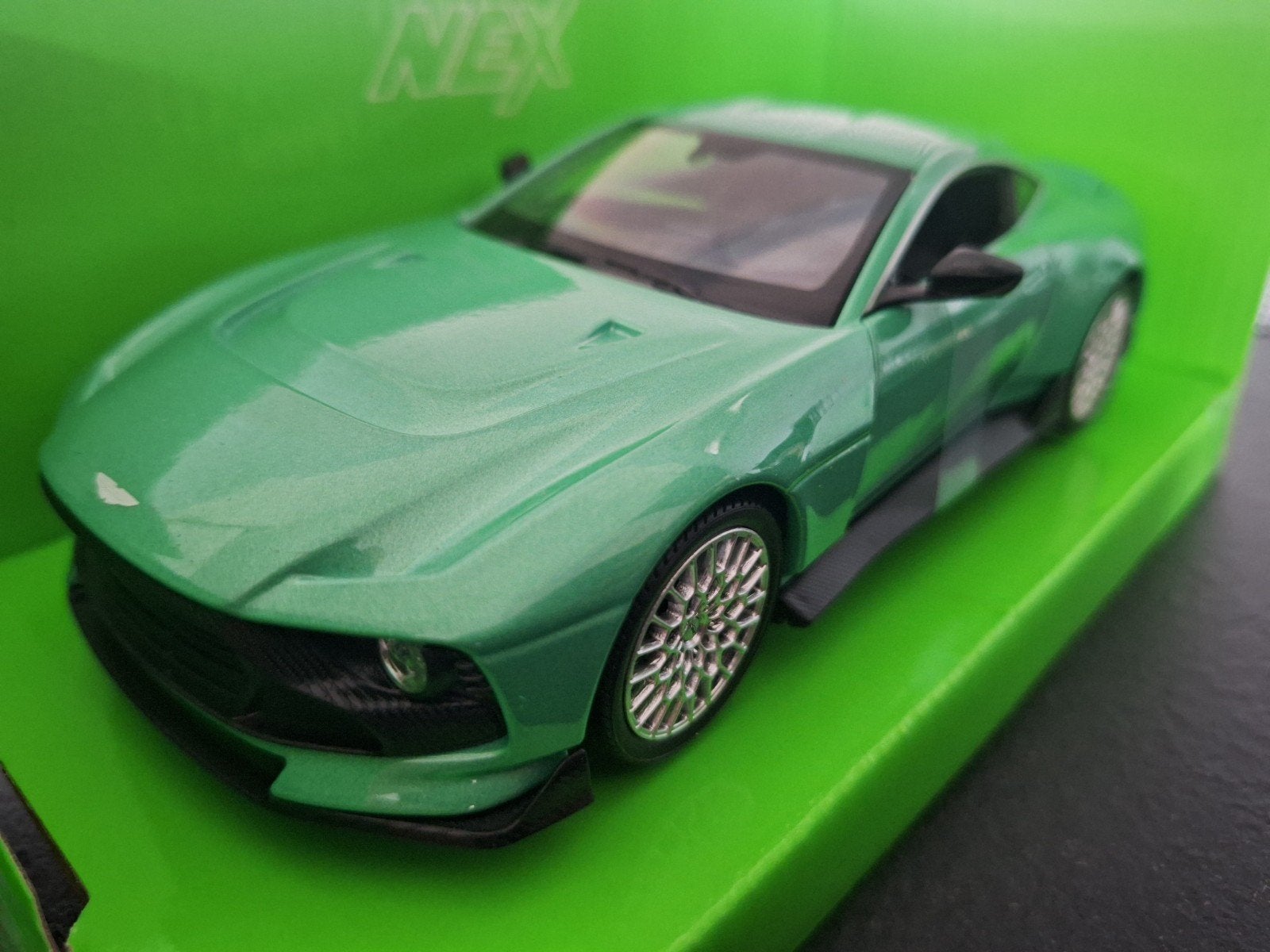 Aston Martin Valour Schaal 1:24, Hobby en Vrije tijd, Modelauto's | 1:24, Auto, Nieuw, Ophalen of Verzenden, Welly