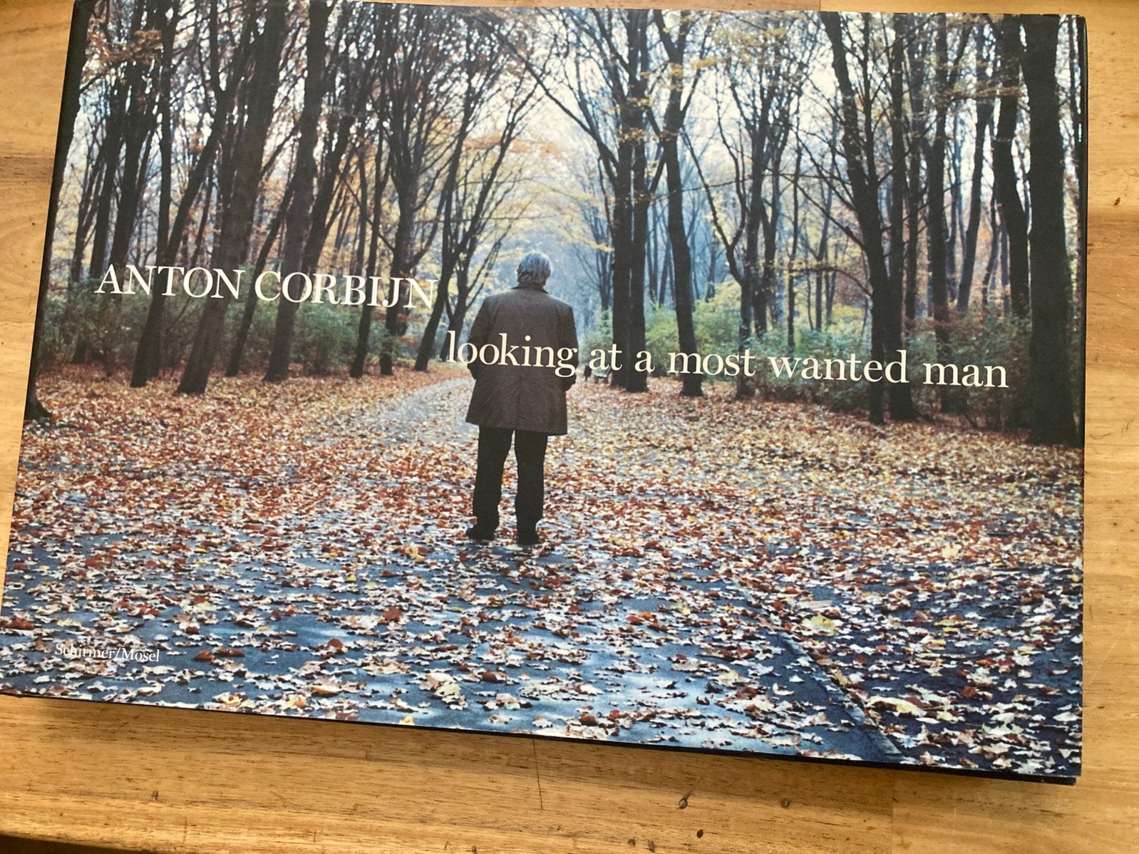 Looking at the most wanted man, Anton Corbijn., Ophalen of Verzenden, Zo goed als nieuw, Fotografen
