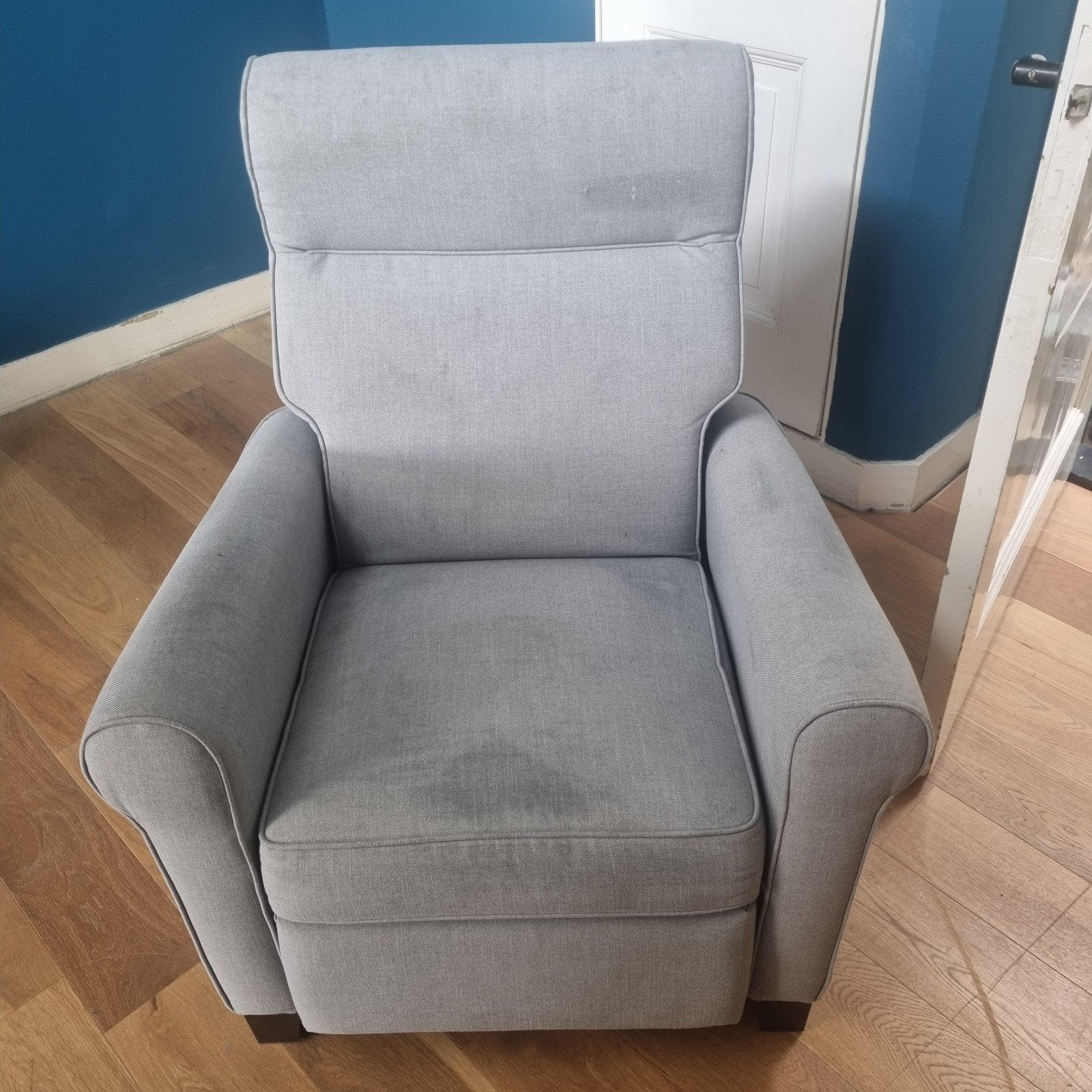 Comfortabele grijze fauteuil met relaxfunctie, Ophalen, Gebruikt, 75 tot 100 cm, 75 tot 100 cm
