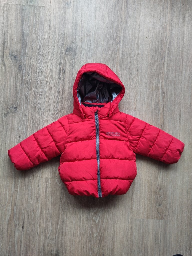Rood gewatteerd jasje voor baby's, Kinderen en Baby's, Babykleding | Maat 80, Jongetje of Meisje, Ophalen of Verzenden, Zo goed als nieuw