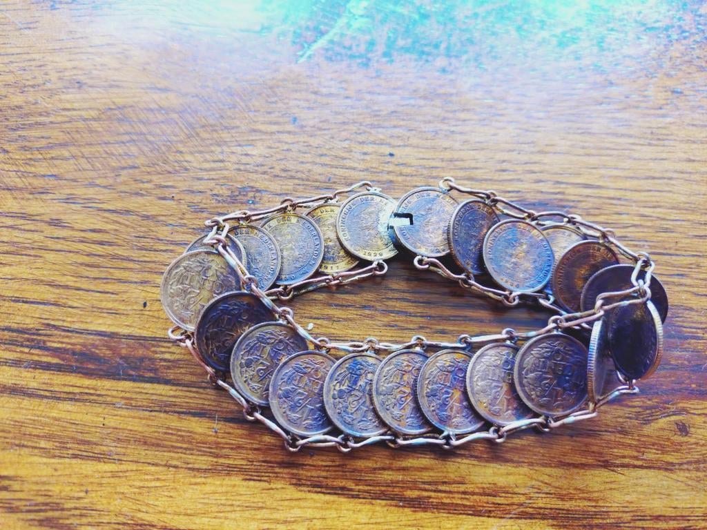 Antiek armbandje Wilhelmina halve centen 1900-1930, Verzamelen, Ophalen of Verzenden, Overige soorten, Nederland, Lintje, Medaille of Wings