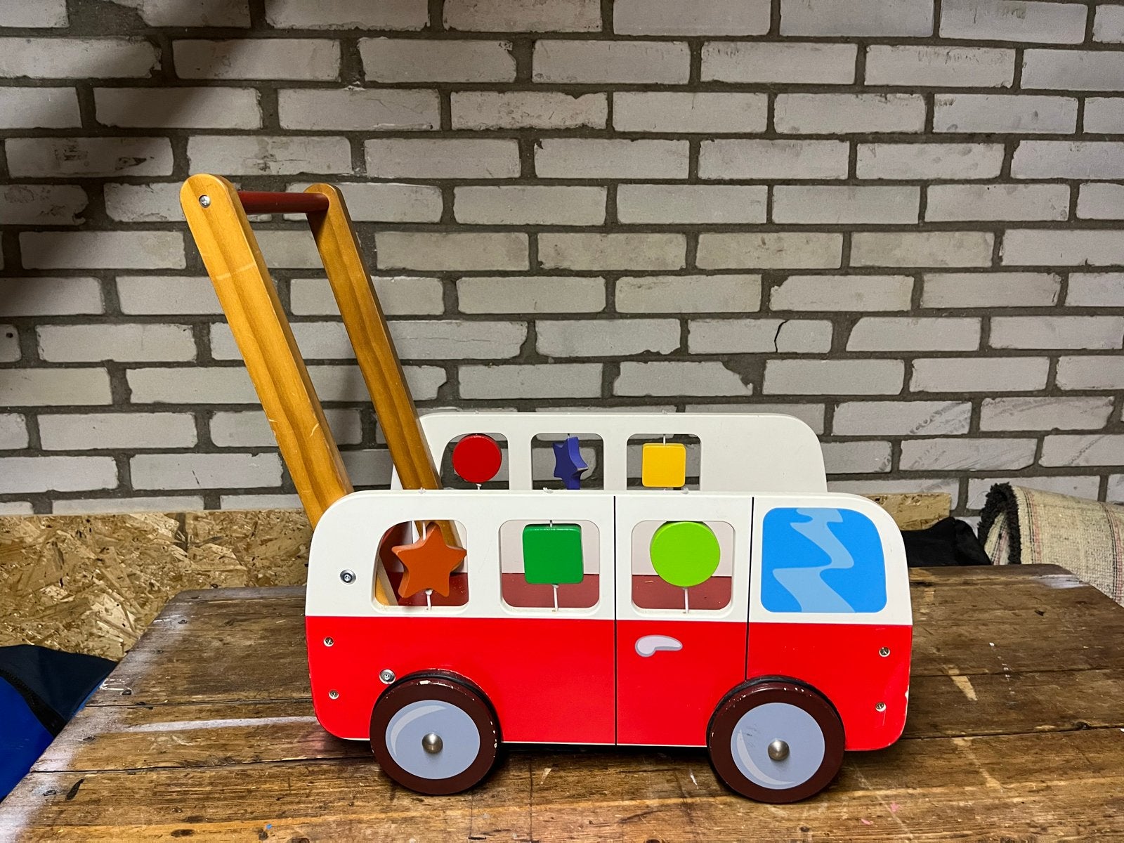Houten loopwagen met vormenstoof - Dushi, Ophalen of Verzenden, Gebruikt, Auto, Met wieltjes