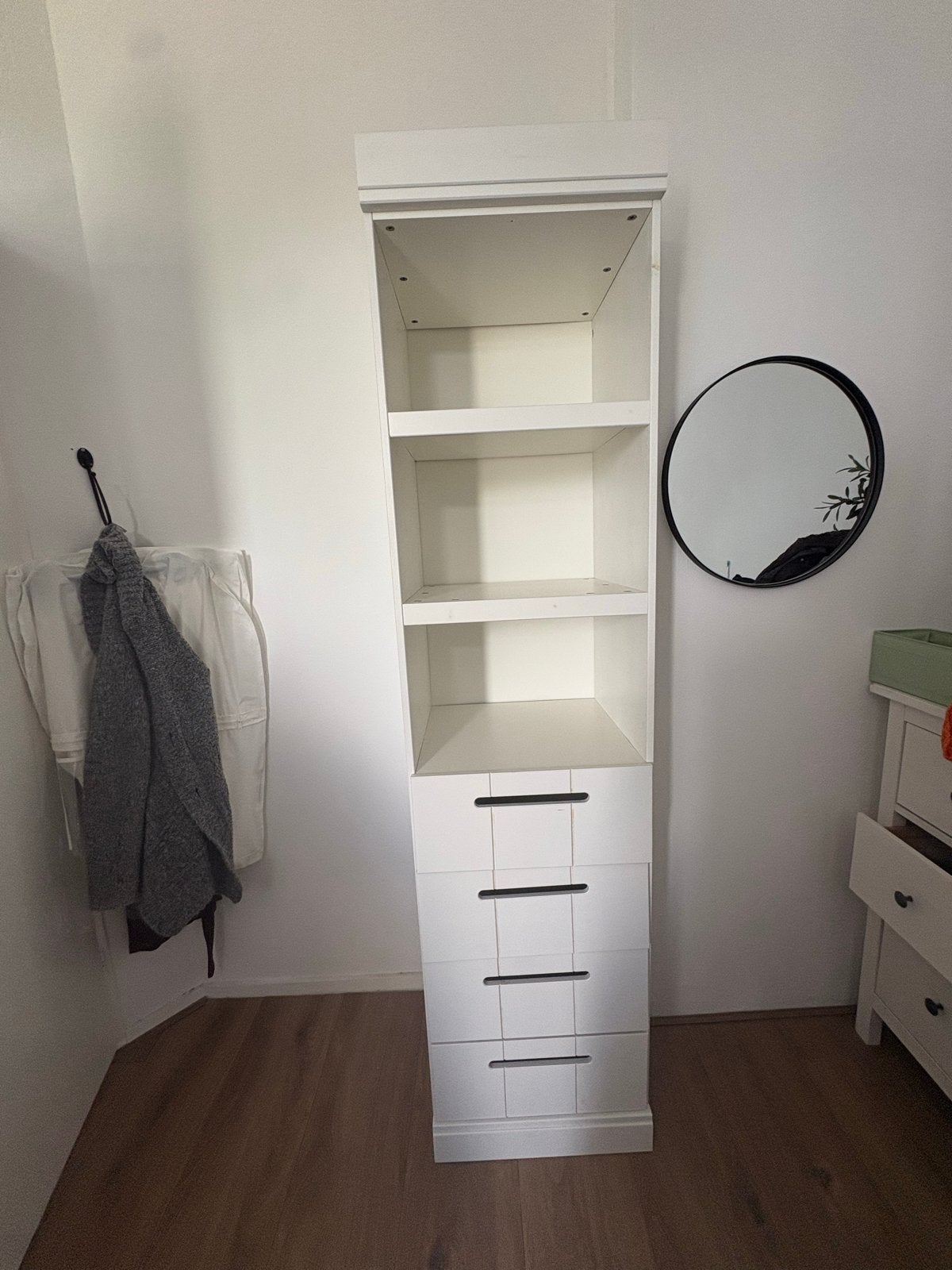 Witte smalle kast met planken en lades, Huis en Inrichting, Kasten | Kledingkasten, Ophalen, Minder dan 50 cm, Gebruikt, Met lade(s)