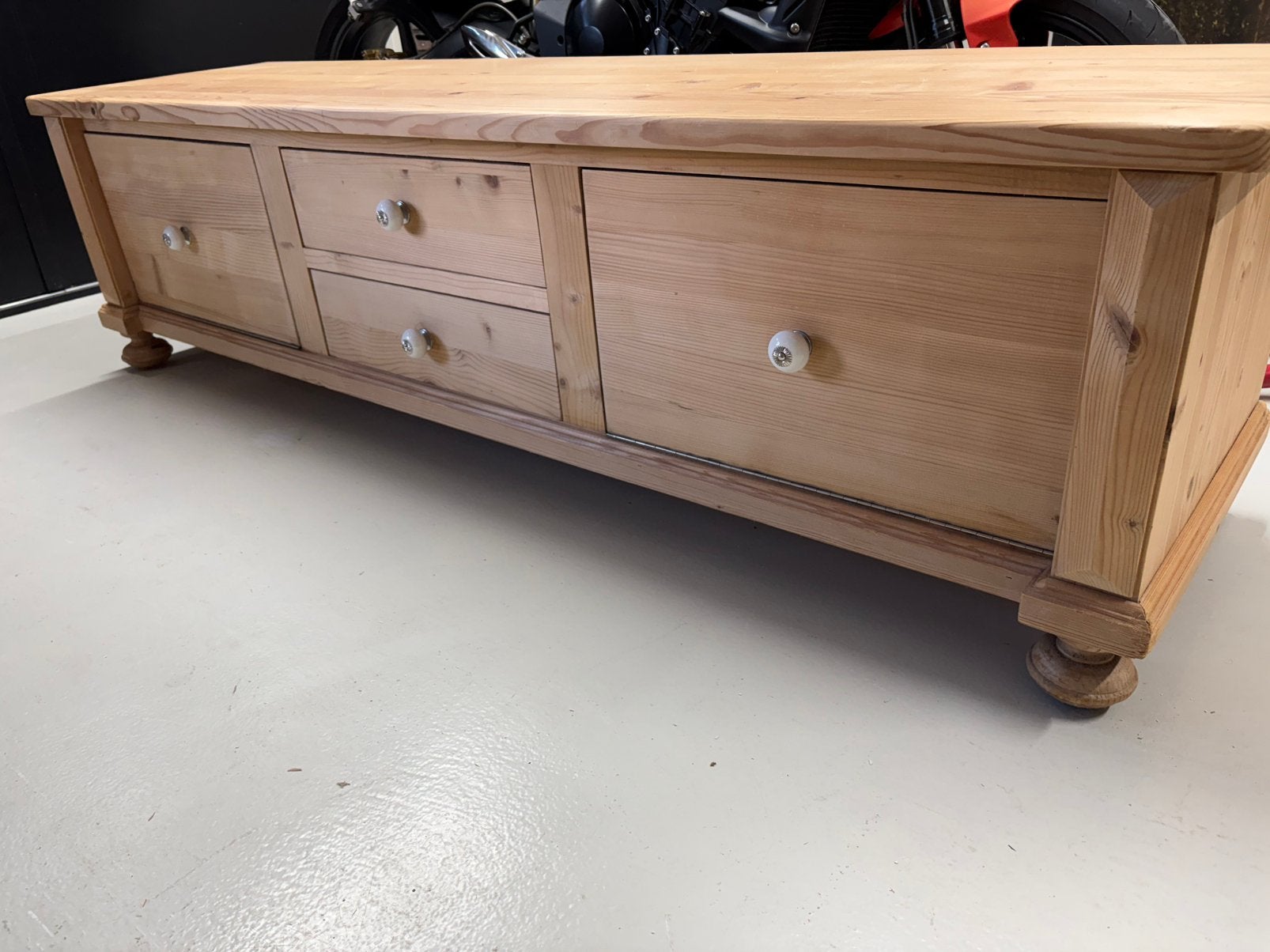 Grenen side table, dressoir. Afmetingen 190 x 50 x 50 cm, Huis en Inrichting, Ophalen, Gebruikt, 150 tot 200 cm, Met lade(s)