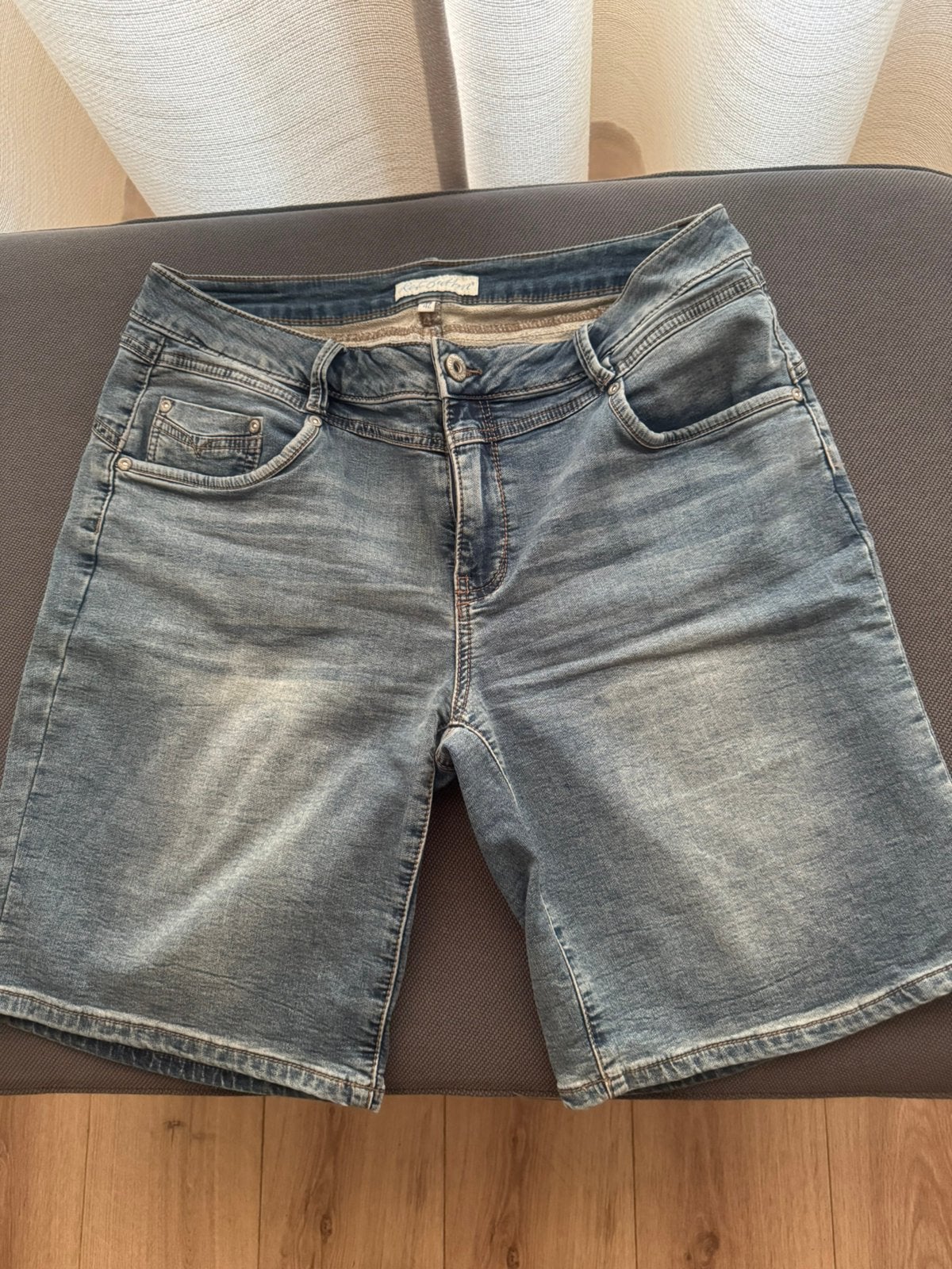Red button short relax mt 42, Kleding | Dames, Ophalen of Verzenden, Zo goed als nieuw, Blauw, W33 - W36 (confectie 42/44)