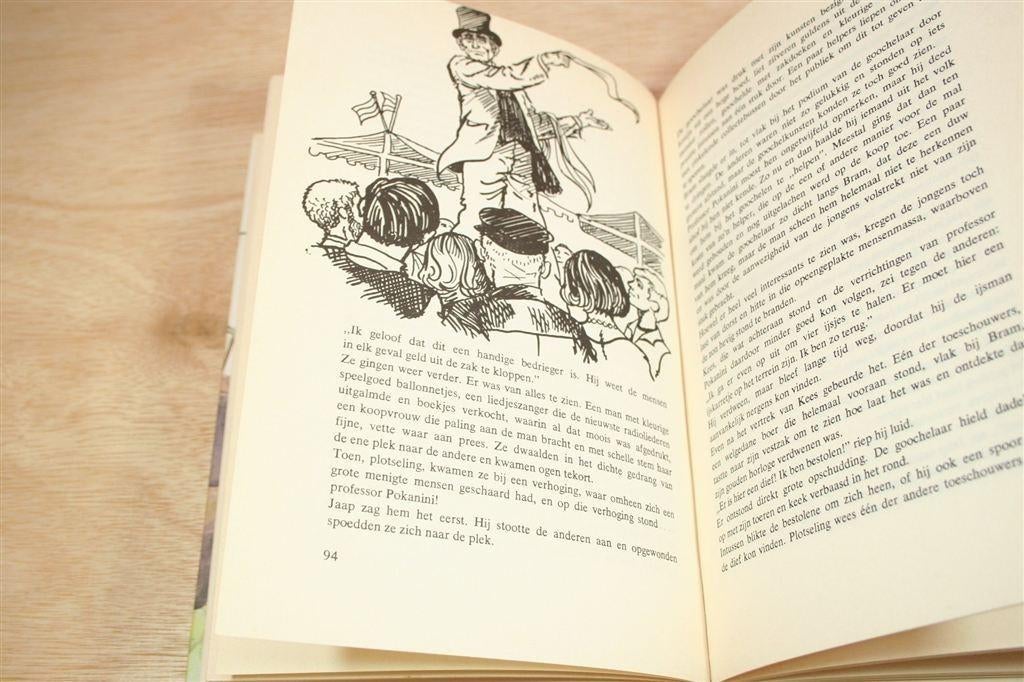 Vier Vrienden en Een Vigilante — Vintage Jeugdboek, Boeken, Ophalen of Verzenden, Gelezen
