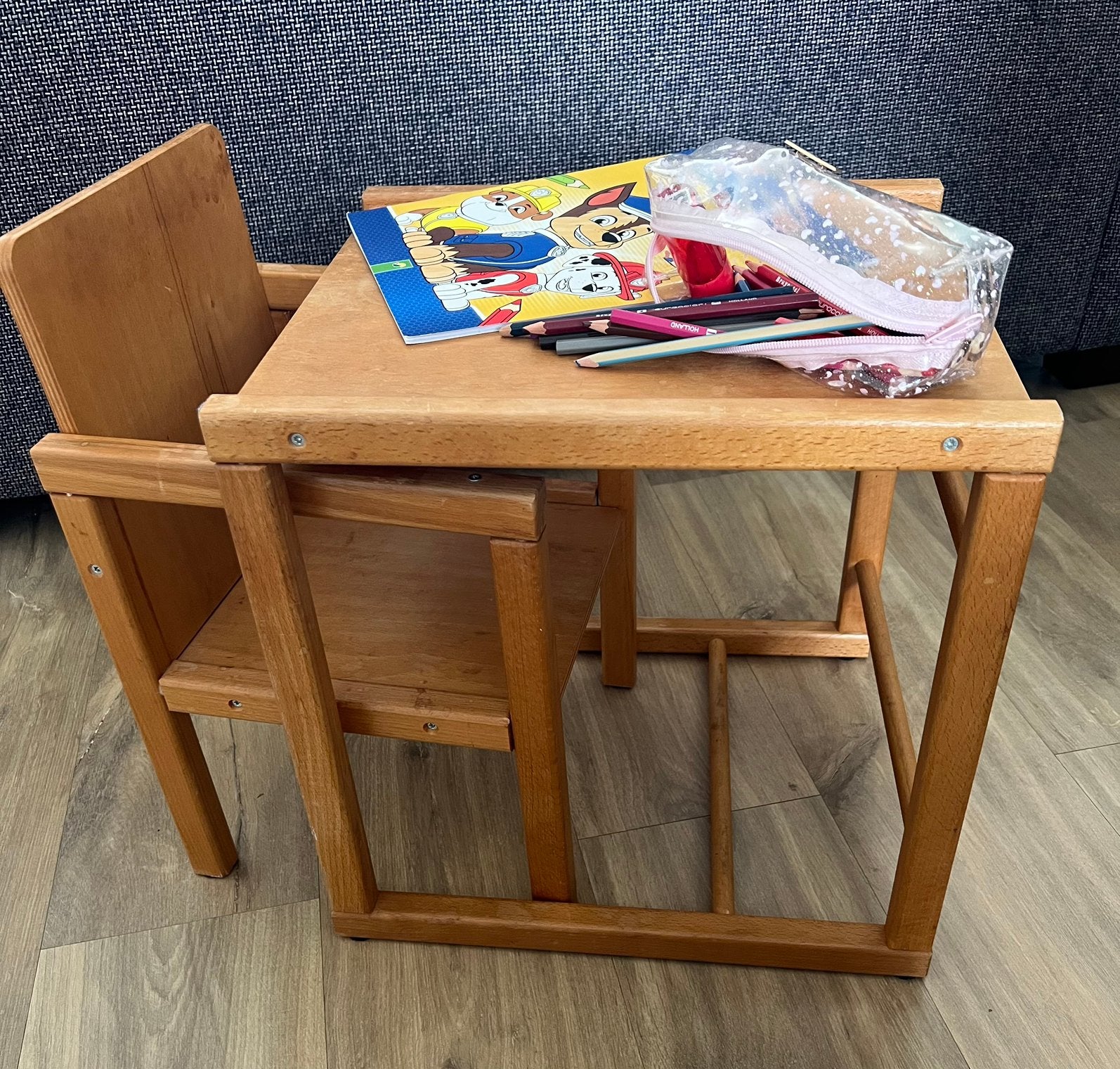 Houten kindertafeltje en-stoeltje. Te stapelen tot hoogstoel, Ophalen of Verzenden, Gebruikt, Tafel(s) en Stoel(en)