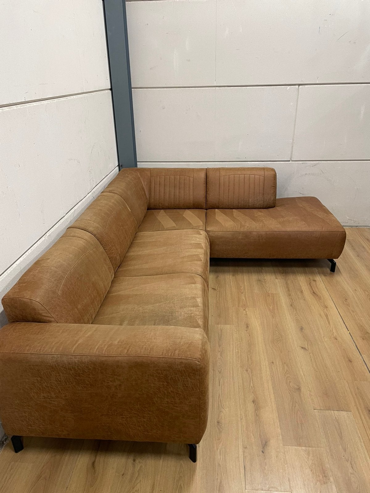 Mooie luxe suede industriële cognac bruine hoekbank GEREINIG, Huis en Inrichting, Banken | Bankstellen, Ophalen, 250 tot 300 cm