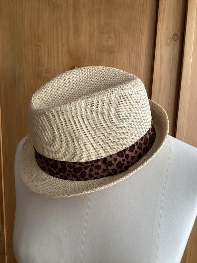 Strohoed met Luipaardprint Band nieuw strand vakantie, Kleding | Dames, Hoeden en Petten, Ophalen of Verzenden, Zo goed als nieuw