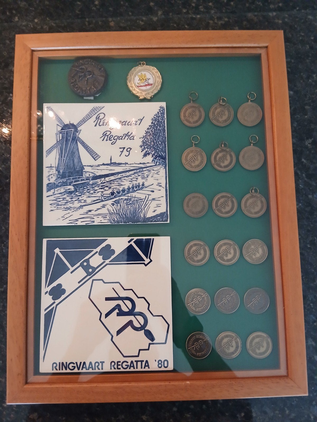 Ringvaart Regatta prijzenkastje met medailles en tegels, Ophalen