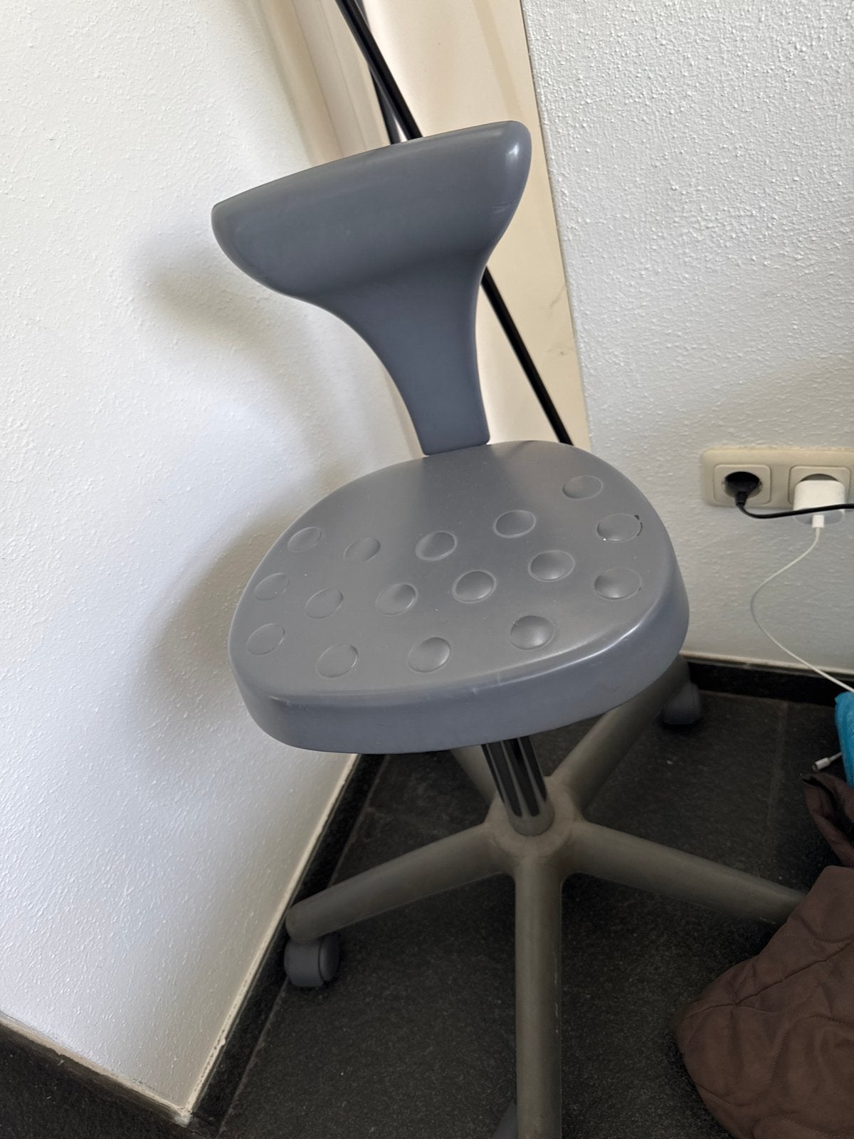 Grijze kappersstoel op wielen, Ophalen, Kunststof, Gebruikt, Eén