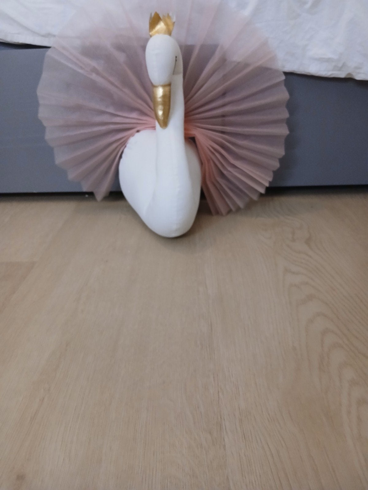 Zwaan decoratie met kroon en roze tule, Ophalen of Verzenden, Zo goed als nieuw