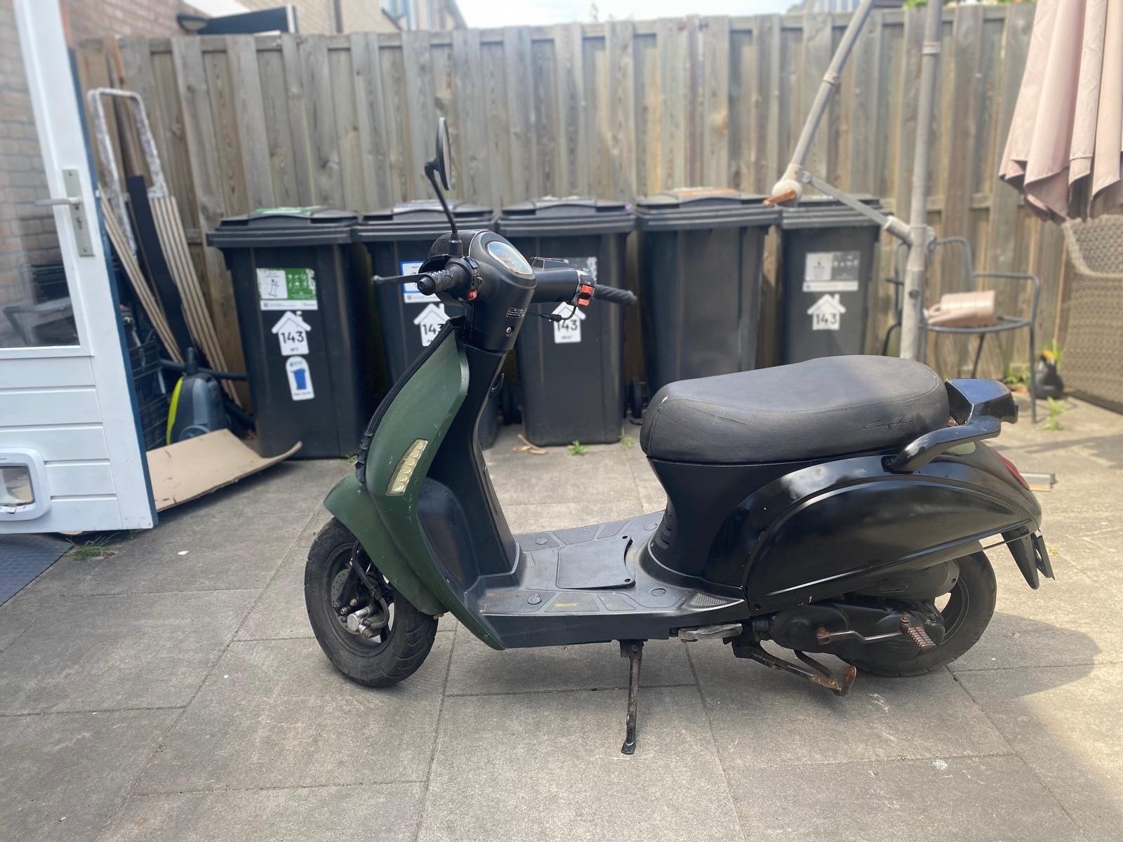 Capri Scooter met V-snaar defect - Weinig kilometers, Fietsen en Brommers, Snorfietsen en Snorscooters, Ophalen, Gebruikt, Benzine