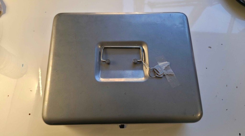 Vintage geldcasette met 2 sleutels, Ophalen of Verzenden, Gebruikt, Metaal of Blik, Dier