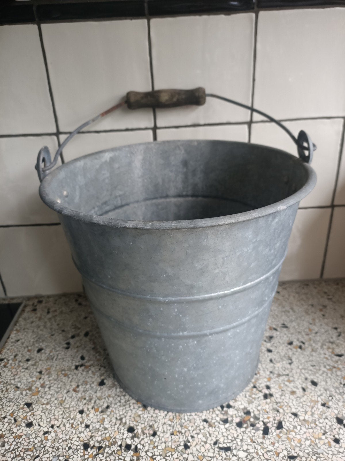 Zinken emmer met houten handvat., Minder dan 30 cm, Rond, Ophalen of Verzenden, Metaal